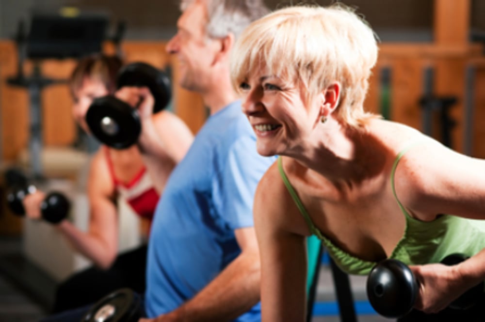 Prática de exercícios resistidos com acompanhamento